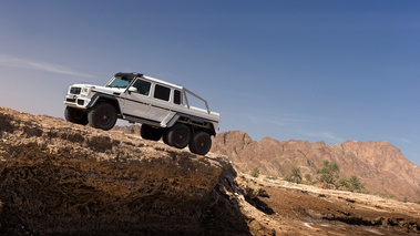 Mercedes G63 AMG 6x6 - blanc - profil gauche penché