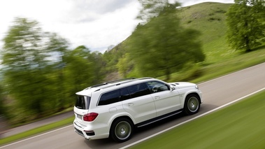 Mercedes GL63 AMG - blanc - 3/4 arrière droit penché dynamique