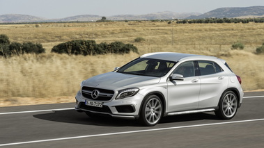 Mercedes GLA45 AMG - grise - 3/4 avant gauche