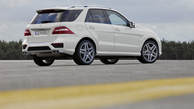 Mercedes ML63 AMG - Blanc - 3/4 arrière droit