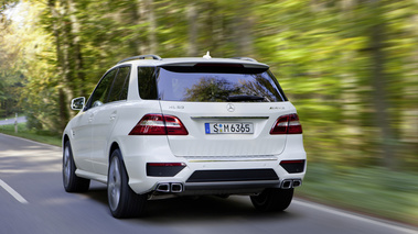 Mercedes ML63 AMG - Blanc - 3/4 arrière gauche, dynamique