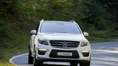 Mercedes ML63 AMG - Blanc - avant, dynamique