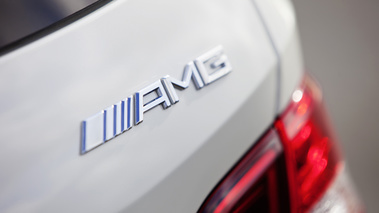 Mercedes ML63 AMG - Blanc - détail, badge AMG