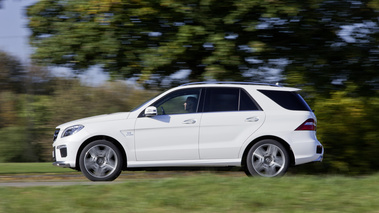 Mercedes ML63 AMG - Blanc - profil gauche, dynamique