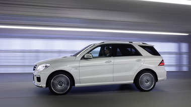 Mercedes ML63 AMG - Blanc - profil gauche, dynamique