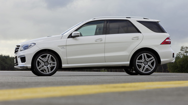 Mercedes ML63 AMG - Blanc - profil gauche