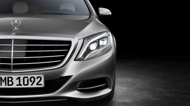 Mercedes S-Class MY2014 gris phare avant