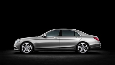 Mercedes S-Class MY2014 gris profil