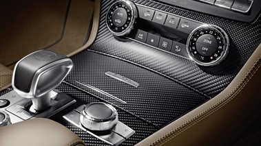 Mercedes SL65 AMG 45th Anniversary - gris mate - détail, console centrale + badge