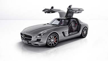 Mercedes SLS AMG GT Coupé - gris - 3/4 avant gauche, portes ouvertes