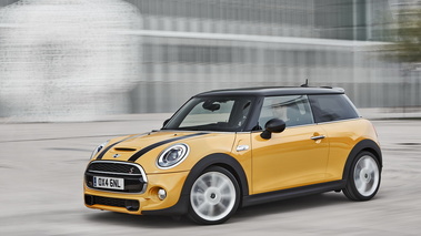 Mini Cooper S 2014 - jaune - 3/4 avant gauche, dynamique