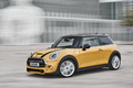 Mini Cooper S 2014 - jaune - 3/4 avant gauche, dynamique