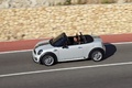 Mini Roadster - blanc bandes noires - 3/4 avant gauche, dynamique