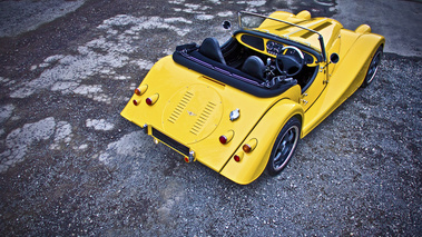 Morgan Plus E - jaune - 3/4 arrière droit