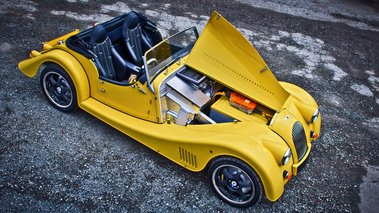 Morgan Plus E - jaune - 3/4 avant droit, capot ouvert