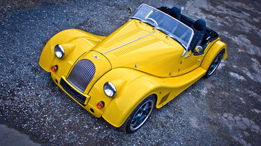 Morgan Plus E - jaune - 3/4 avant gauche