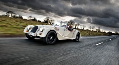 Morgan Roadster Sport blanc 3/4 avant gauche travelling penché