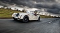 Morgan Roadster Sport blanc 3/4 avant gauche travelling penché