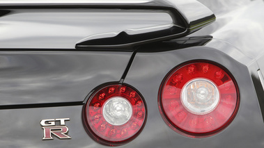 Nissan GT-R 2012 - détail, feux+aileron