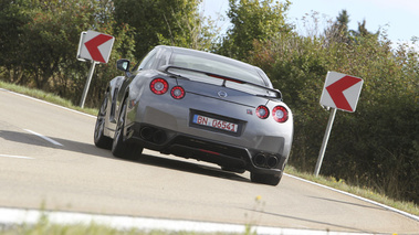 Nissan GT-R 2012 - Grise - face arrière, penché