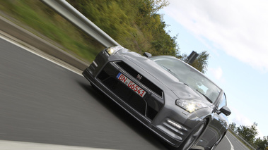 Nissan GT-R 2012 - Grise - face avant, penché