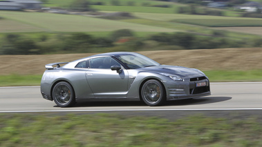 Nissan GT-R 2012 - Grise - profil droit, dynamique