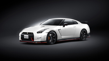 Nissan GT-R Nismo - blanche - 3/4 avant gauche