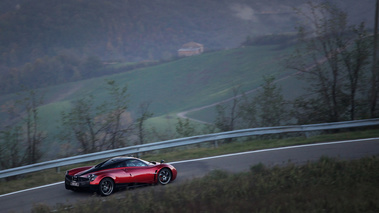 Pagani Huayra bordeaux 3/4 arrière droit filé vue de haut