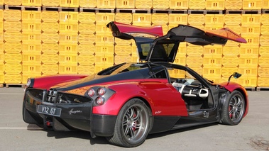 Pagani Huayra bordeaux 3/4 arrière droit portes ouvertes