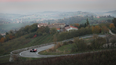 Pagani Huayra bordeaux 3/4 arrière droit vue de haut