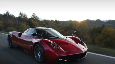 Pagani Huayra bordeaux 3/4 avant droit travelling 2