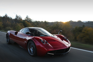 Pagani Huayra bordeaux vue de 3/4 avant droit en travelling