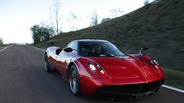 Pagani Huayra bordeaux 3/4 avant droit travelling 3