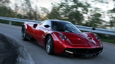 Pagani Huayra bordeaux 3/4 avant droit travelling penché