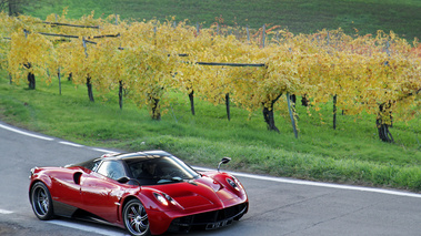 Pagani Huayra bordeaux 3/4 avant droit vue de haut 2