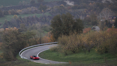 Pagani Huayra bordeaux 3/4 avant droit vue de haut