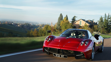 Pagani Huayra bordeaux 3/4 avant gauche travelling penché