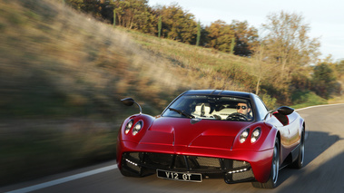 Pagani Huayra bordeaux 3/4 avant gauche travelling