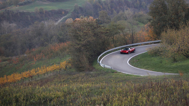 Pagani Huayra bordeaux 3/4 avant gauche vue de haut