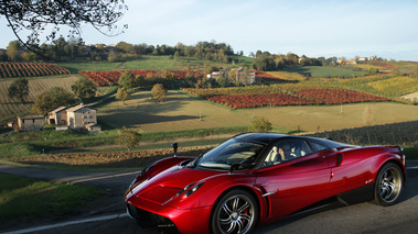 Pagani Huayra bordeaux 3/4 avant gauche