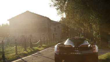 Pagani Huayra bordeaux face arrière 3