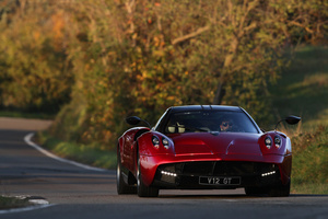 Pagani Huayra bordeaux vue de la face avant