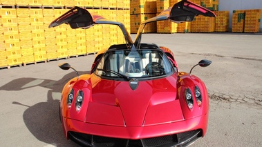 Pagani Huayra bordeaux face avant portes ouvertes