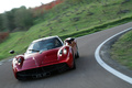 Pagani Huayra bordeaux face avant travelling penché 3