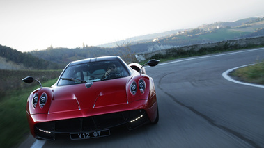 Pagani Huayra bordeaux face avant travelling penché