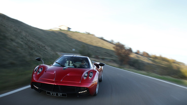 Pagani Huayra bordeaux face avant travelling penché