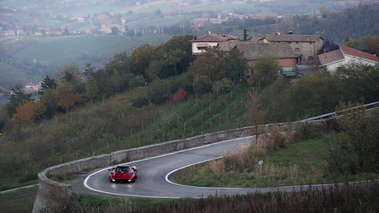 Pagani Huayra bordeaux face avant vue de haut 2