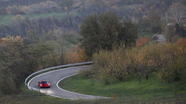 Pagani Huayra bordeaux face avant vue de haut