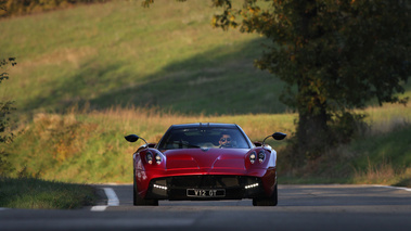 Pagani Huayra bordeaux face avant