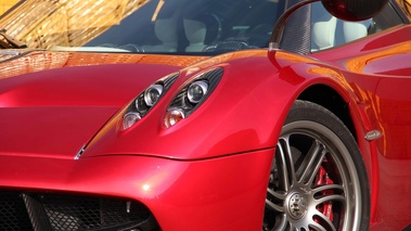 Pagani Huayra bordeaux phare avant